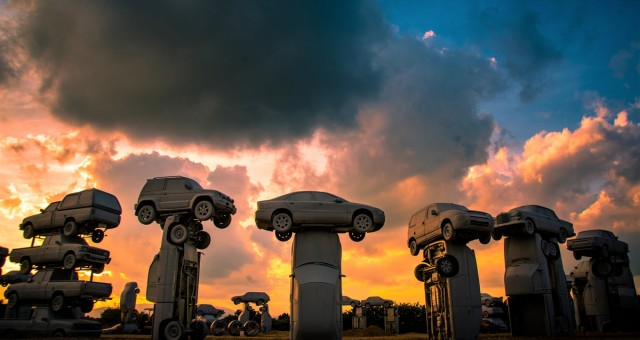 80 chiếc ô tô xếp tầng hàng loạt, tái hiện kỳ quan Thế Giới Stonehenge ở Anh